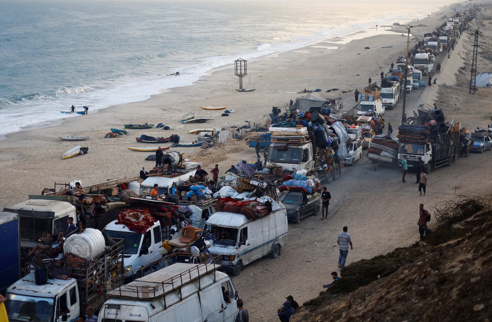فلسطينيون نازحون فروا من شمال غزة بسبب الهجوم الإسرائيلي يتجهون إلى جنوب قطاع غزة. 19 سبتمبر 2025
