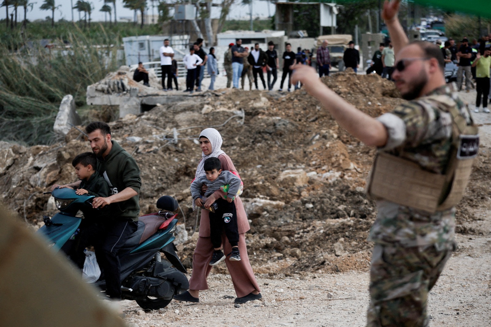 نازحون يسيرون عبر جسر  القاسميّة الذي يربط جنوب لبنان ببقية البلاد مع بدء سريان وقف إطلاق النار. 17 أبريل 2026