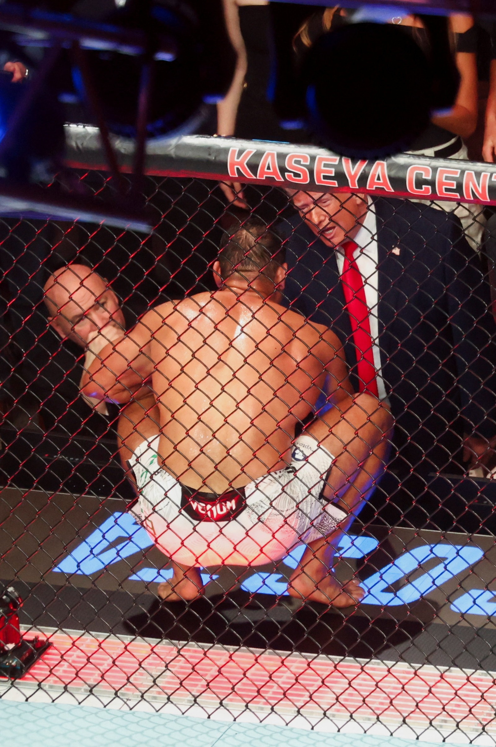 الرئيس الأميركي دونالد ترمب والرئيس التنفيذي لـ UFC دانا وايت يتحدثان مع أحد المصارعين خلال نزال في مدينة ميامي. 11 أبريل 2026