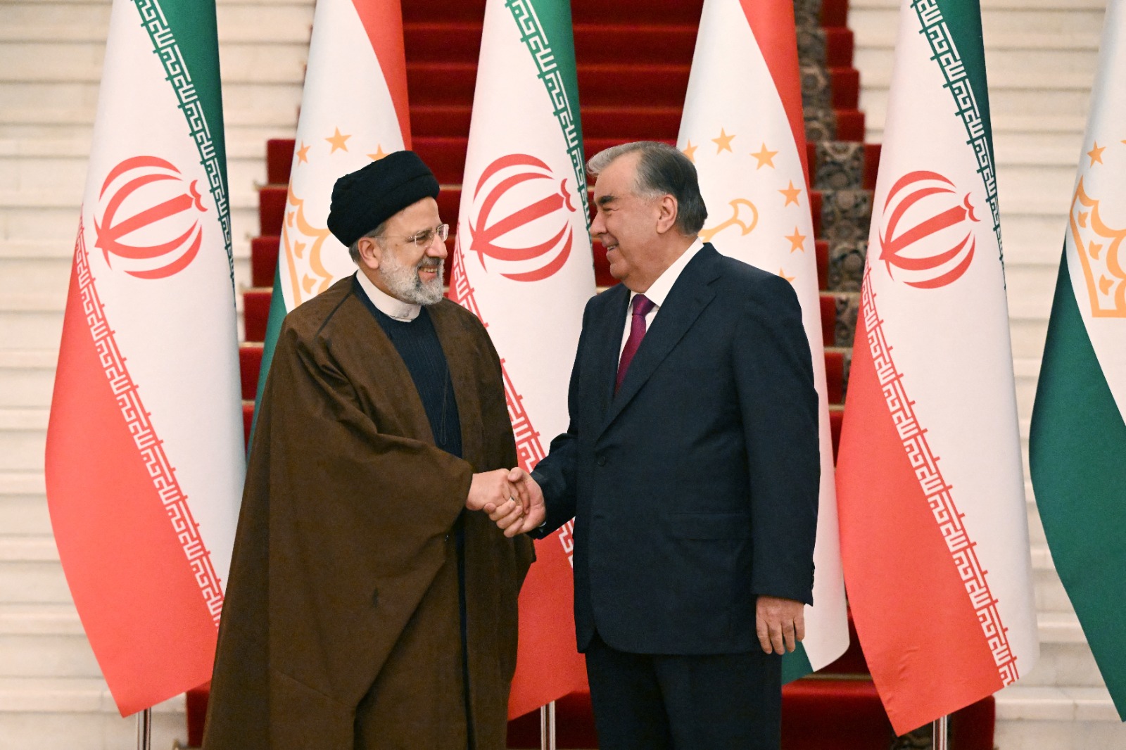 الرئيس الإيراني إبراهيم رئيسي ونظيره الطاجيكي إمام علي رحمان في دوشانبي، طاجيكستان. 8 نوفمبر 2023