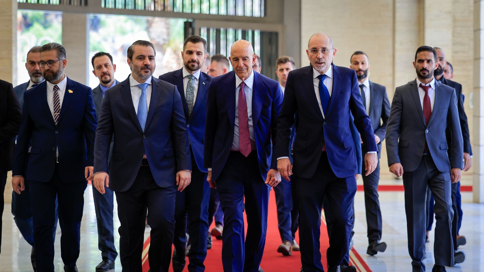 المبعوث الأميركي الخاص إلى سوريا توماس بارِك يتوسط وزير الخارجية السوري أسعد الشيباني ووزير الخارجية الأردني أيمن الصفدي، دمشق، 16 سبتمبر 2025
