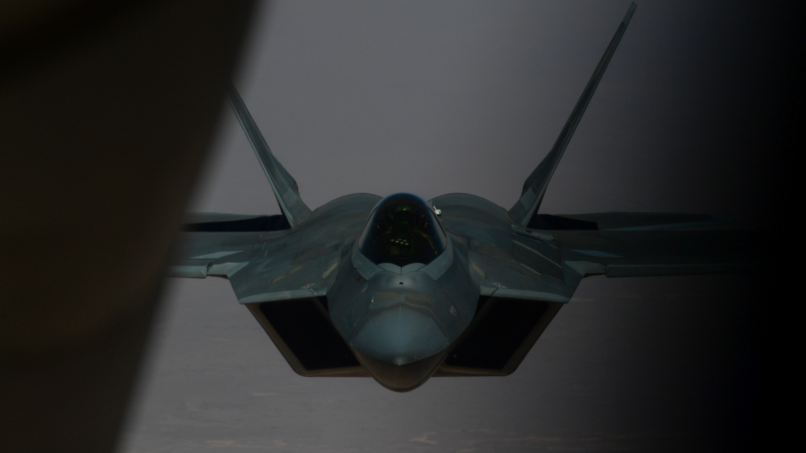 طائرة F-22 رابتور تابعة للقوات الجوية الأميركية متمركزة في قاعدة العديد الجوية في قطر. 1 أغسطس 2019.