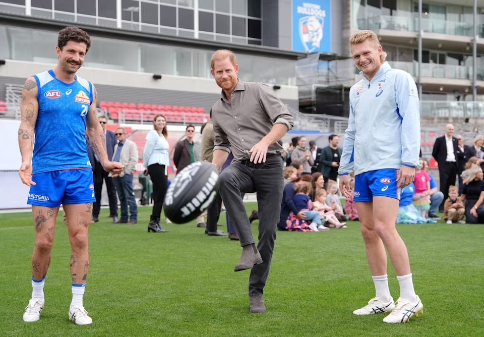 الأمير هاري، دوق ساسكس، يركل الكرة خلال تدريب مع نادي ويسترن بولدوجز، في ملعب ميشن ويتن أوفال في فوتسكراي، ملبورن، أستراليا، 15 أبريل 2026