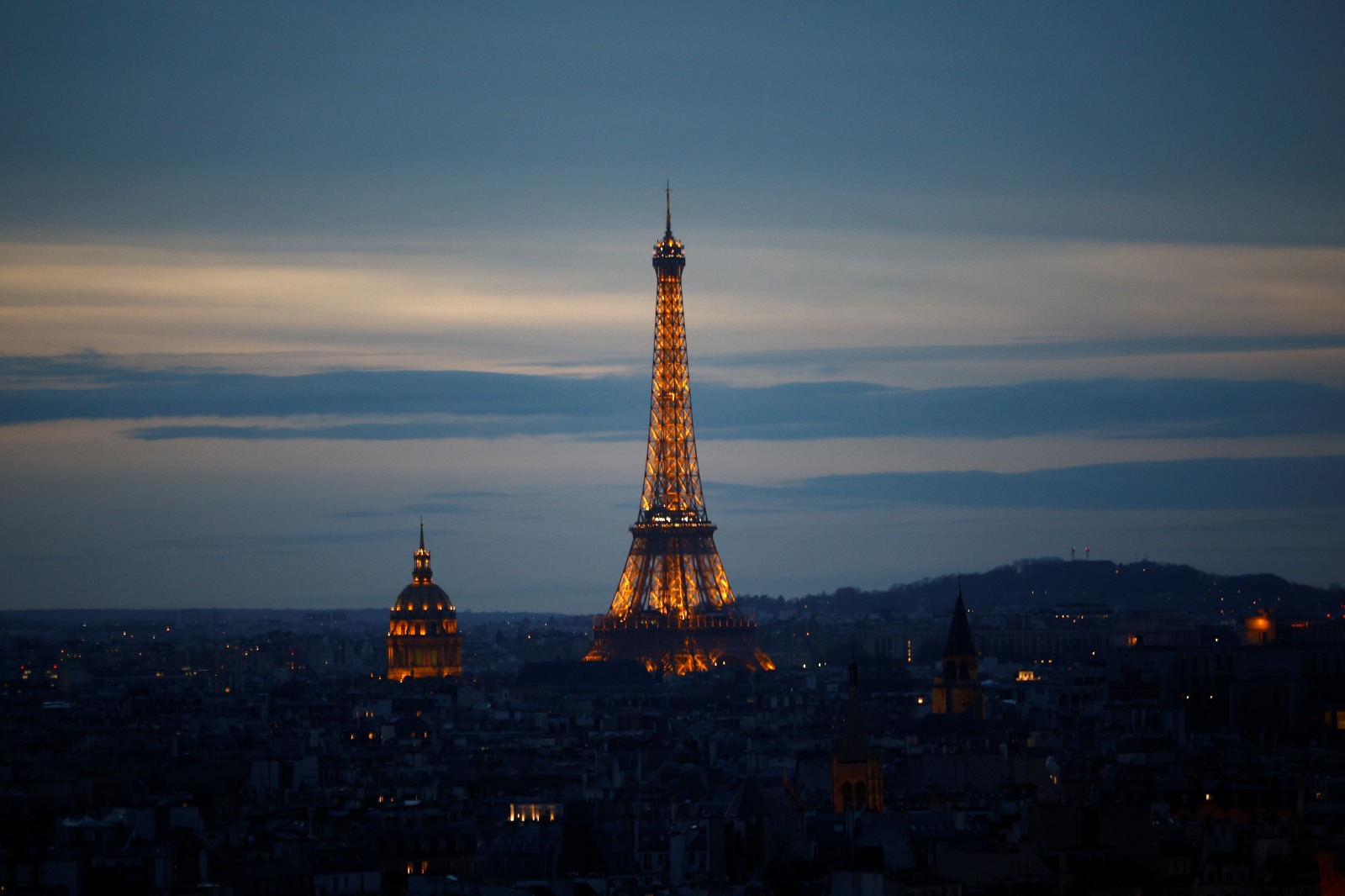 صورة عامة للعاصمة الفرنسية باريس بتوسطها برج 