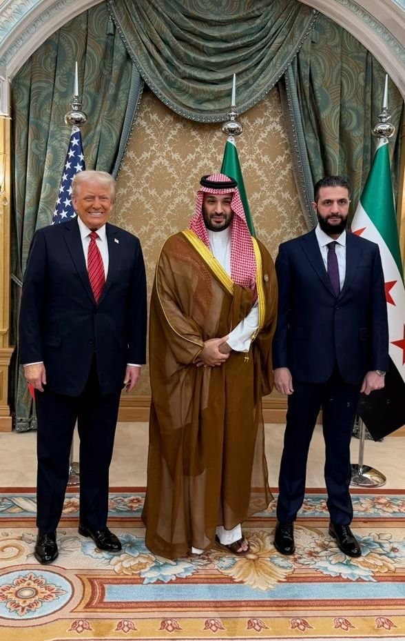 ولي العهد السعودي الأمير محمد بن سلمان والرئيس الأميركي دونالد ترمب والرئيس السوري أحمد الشرع بالرياض، 14 مايو 2025