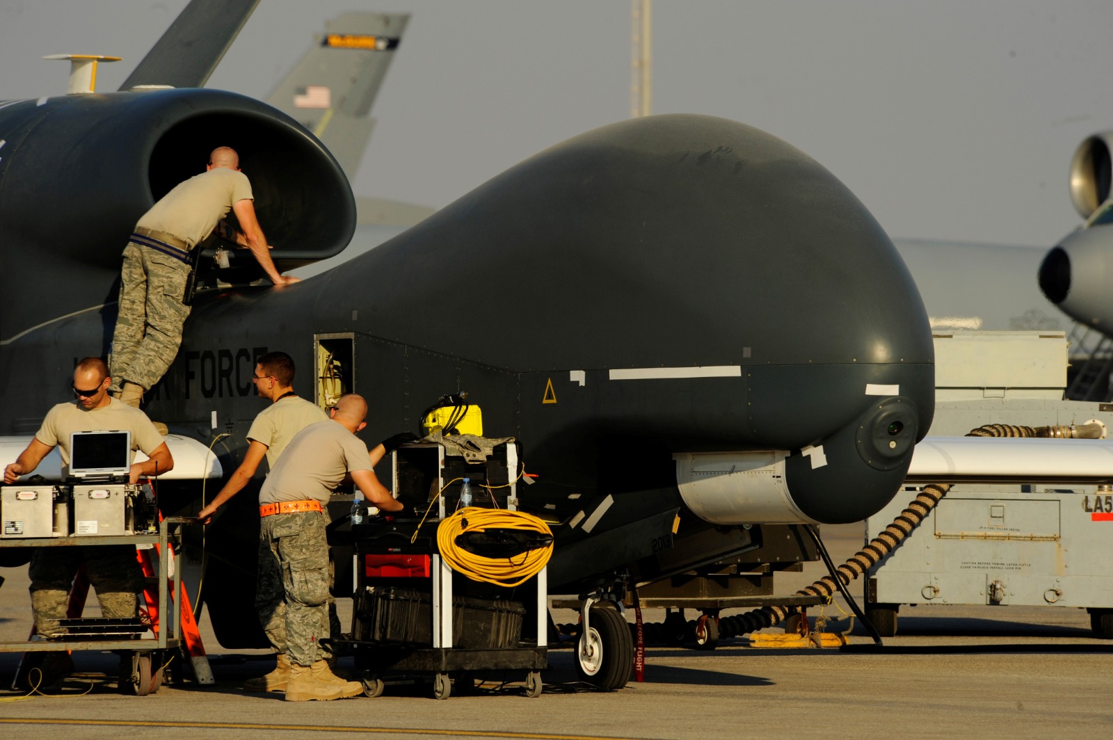 المُسيرة الأميركية الضخمة GLOBAL HAWK في مكان غير معلوم جنوب غرب آسيا. 2 ديسمبر 2010