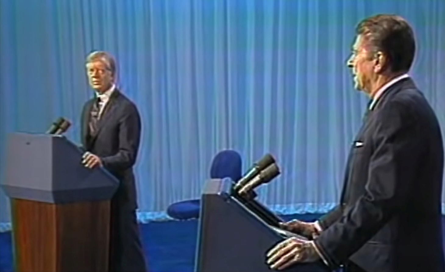 جيمي كارتر ورونالد ريجان في المناظرة الرئاسية التي عقدت كليفلاند بولاية أوهايو. 28 أكتوبر 1980