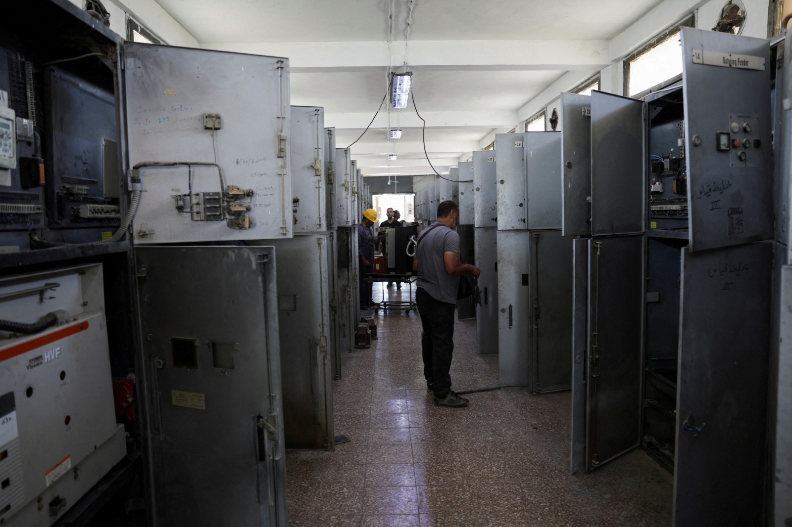 عمال يقومون بصيانة محولات توليد الطاقة الكهربائية في ريف دمشق. 26 مايو 2025