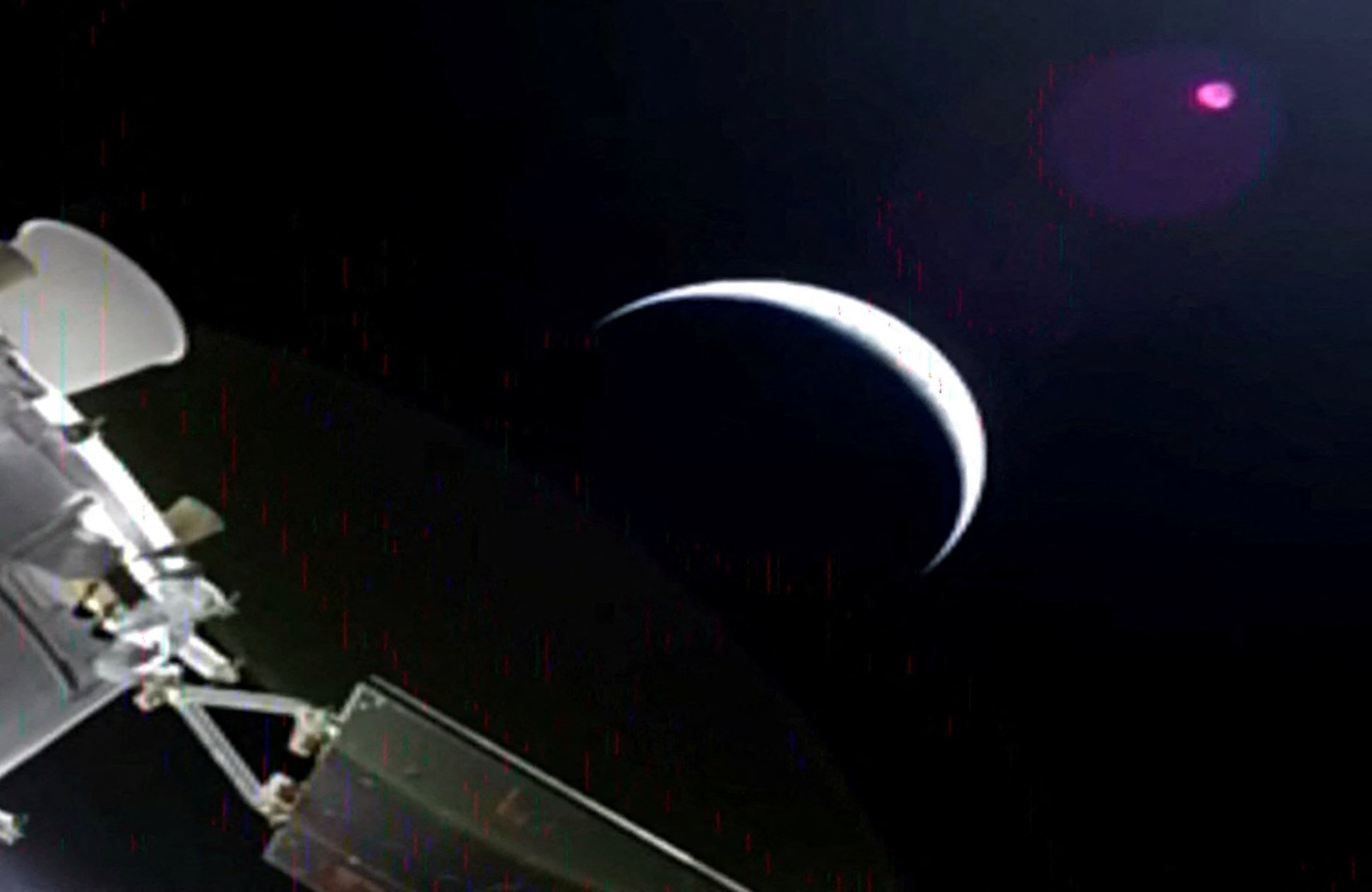 كبسولة أوريون تغادر الأرض التي تظهر مضاءة من الخلف بالشمس على شكل هلال بعد إطلاقها من مركز كينيدي للفضاء في كيب كانافيرال بفلوريدا. 2 أبريل 2026