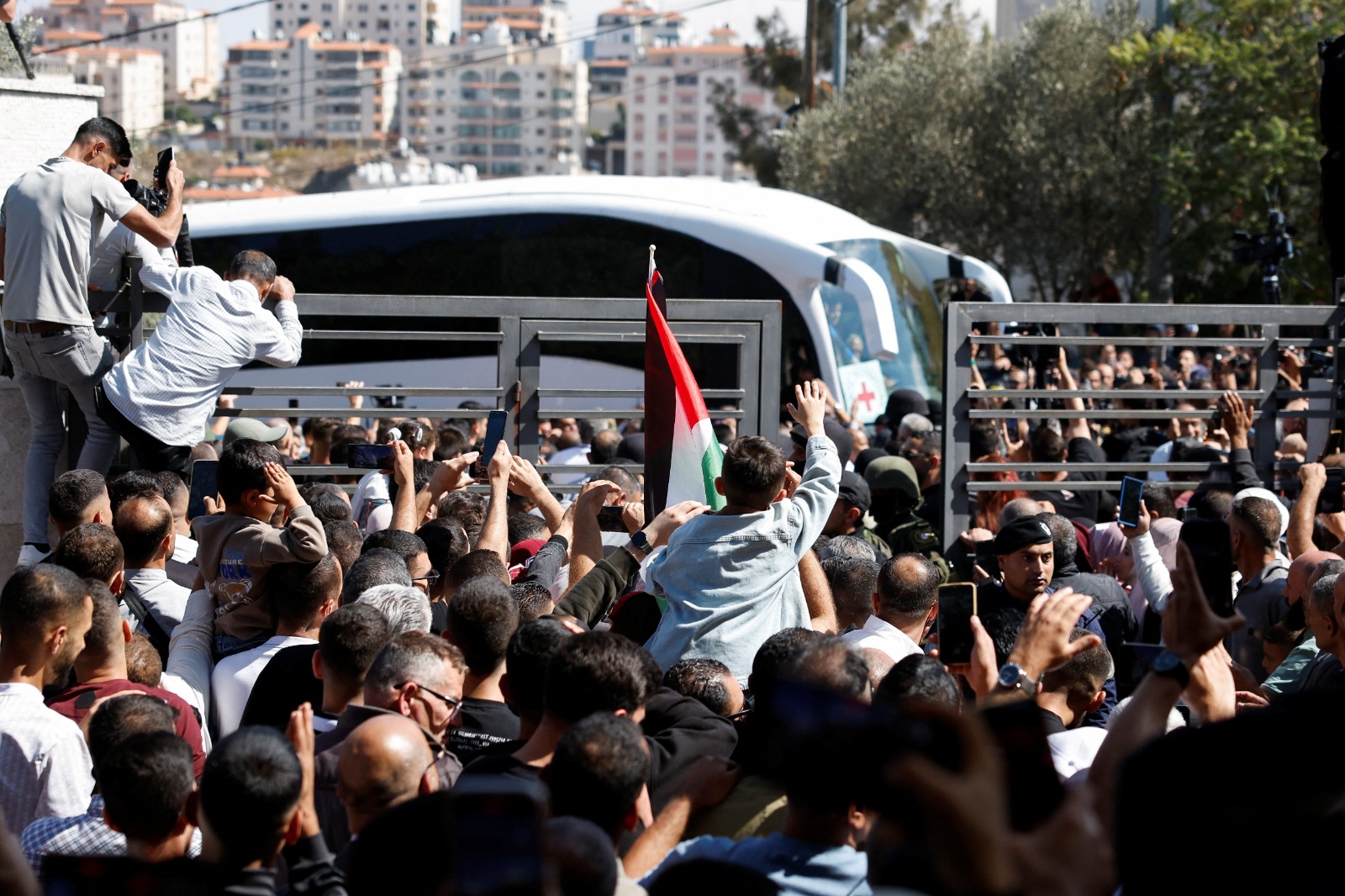 حافلة الأسرى الفلسطينيين المحررين تصل وسط رام الله في الضفة الغربية المحتلة. 13 أكتوبر 2025