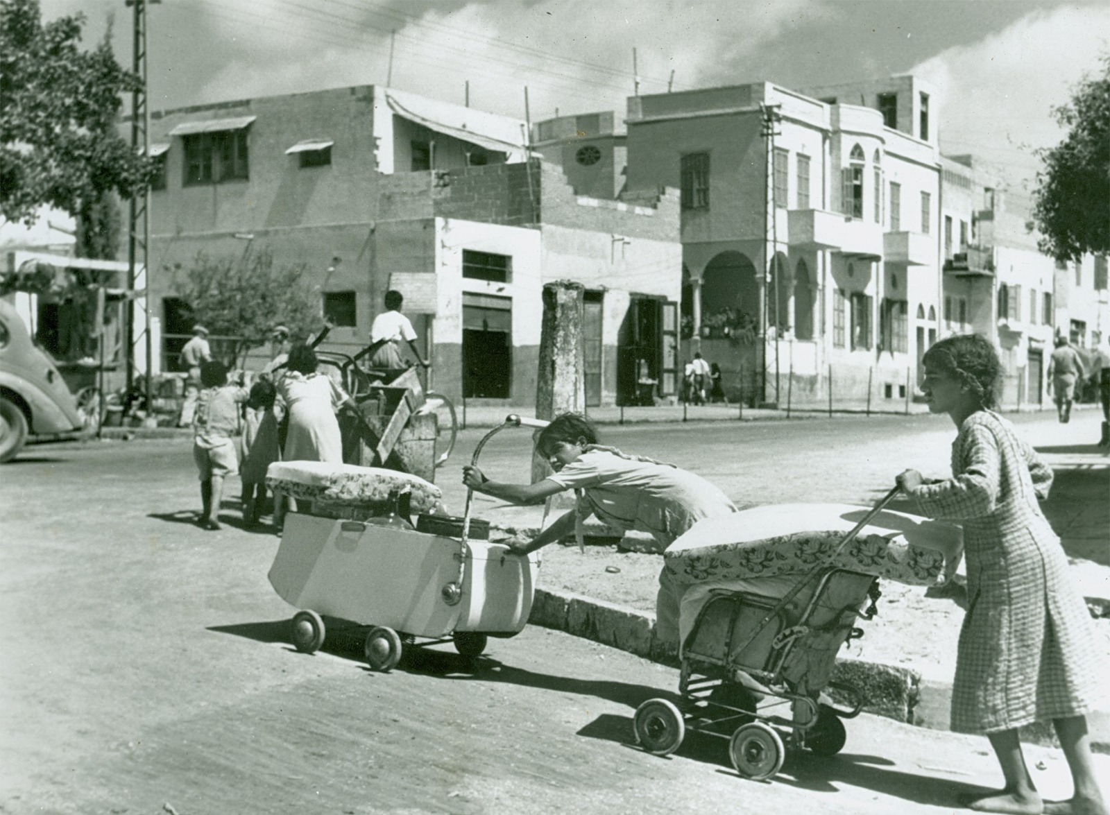 عائلات فلسطينية تغادر بلدة يافا الساحلية، 1948.