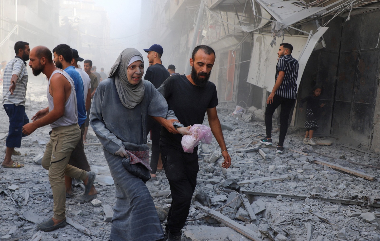 فلسطينيون يفتشون موقع الضربات الإسرائيلية على أحد المنازل في مدينة غزة. 26 سبتمبر 2025