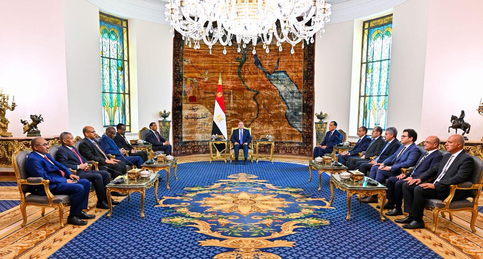 الرئيس المصري خلال استقباله رئيس الوزراء السوداني بحضور وفدي البلدين. 7 أغسطس 2025