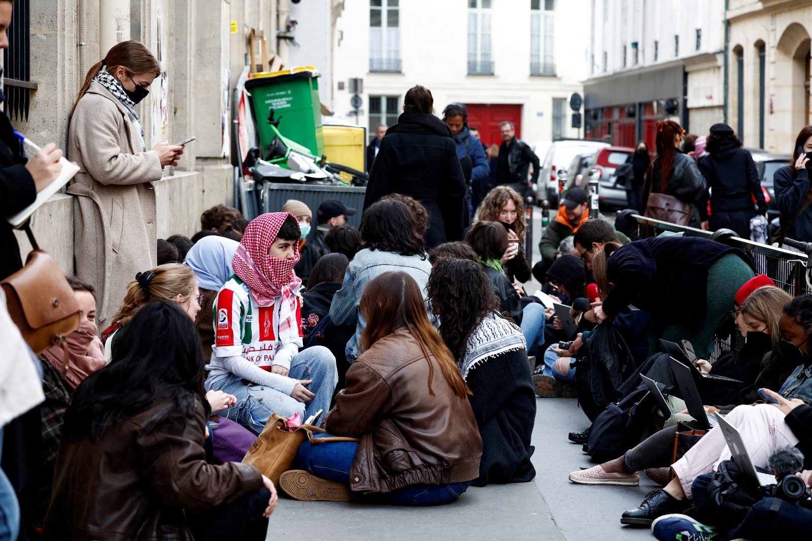 ناشطون مؤيدون لفلسطين يعتصمون في جامعة ساينس بو بالعاصمة الفرنسية باريس- 26 أبريل 2024