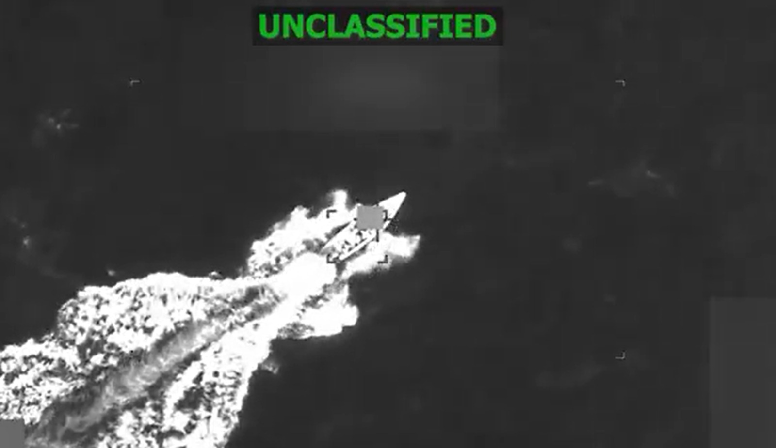 لقطة من مقطع فيديو نشره وزير الحرب الأميركي بيت هيجسيث لحظة استهداف سفينة مخرات في بحر الكاريبي. 07 نوفمبر 2025