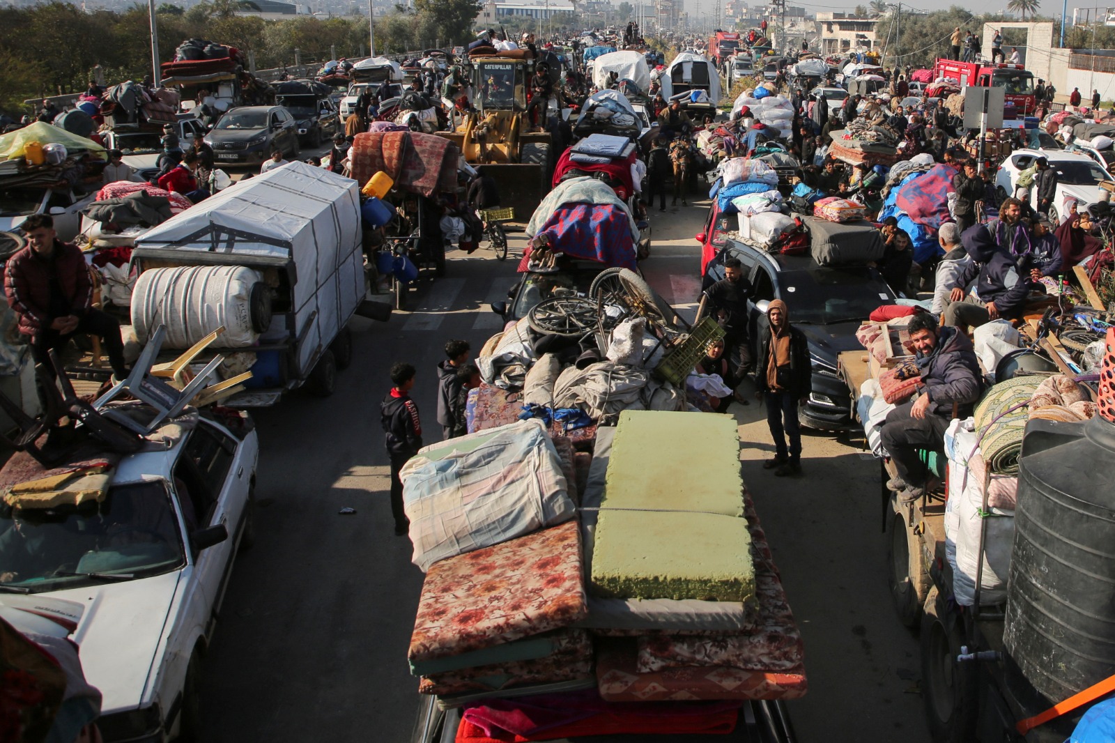 نازحون فلسطينيون يحتشدون بينما ينتظرون السماح لهم بالعودة إلى منازلهم بالسيارات عبر طريق صلاح الدين في شمال قطاع غزة. 27 يناير 2025