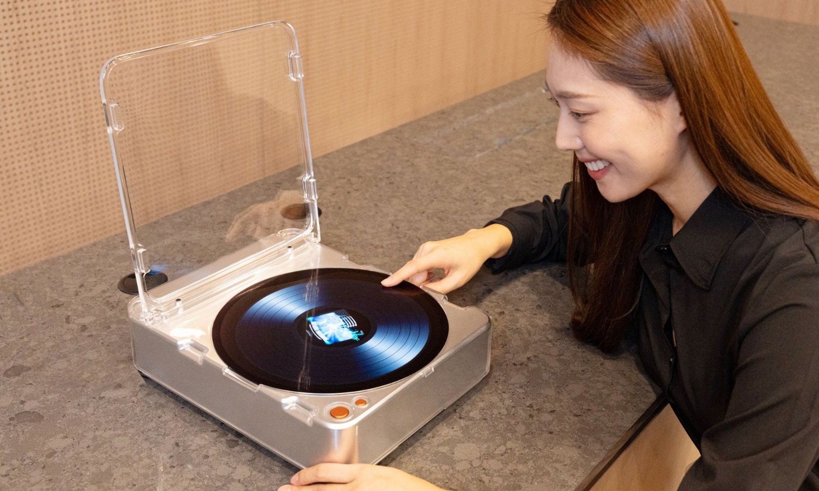 نموذج تجريبي لمكبر صوتي من سامسونج في صورة مشغل موسيقى رقمي يحمل شاشة أوليد