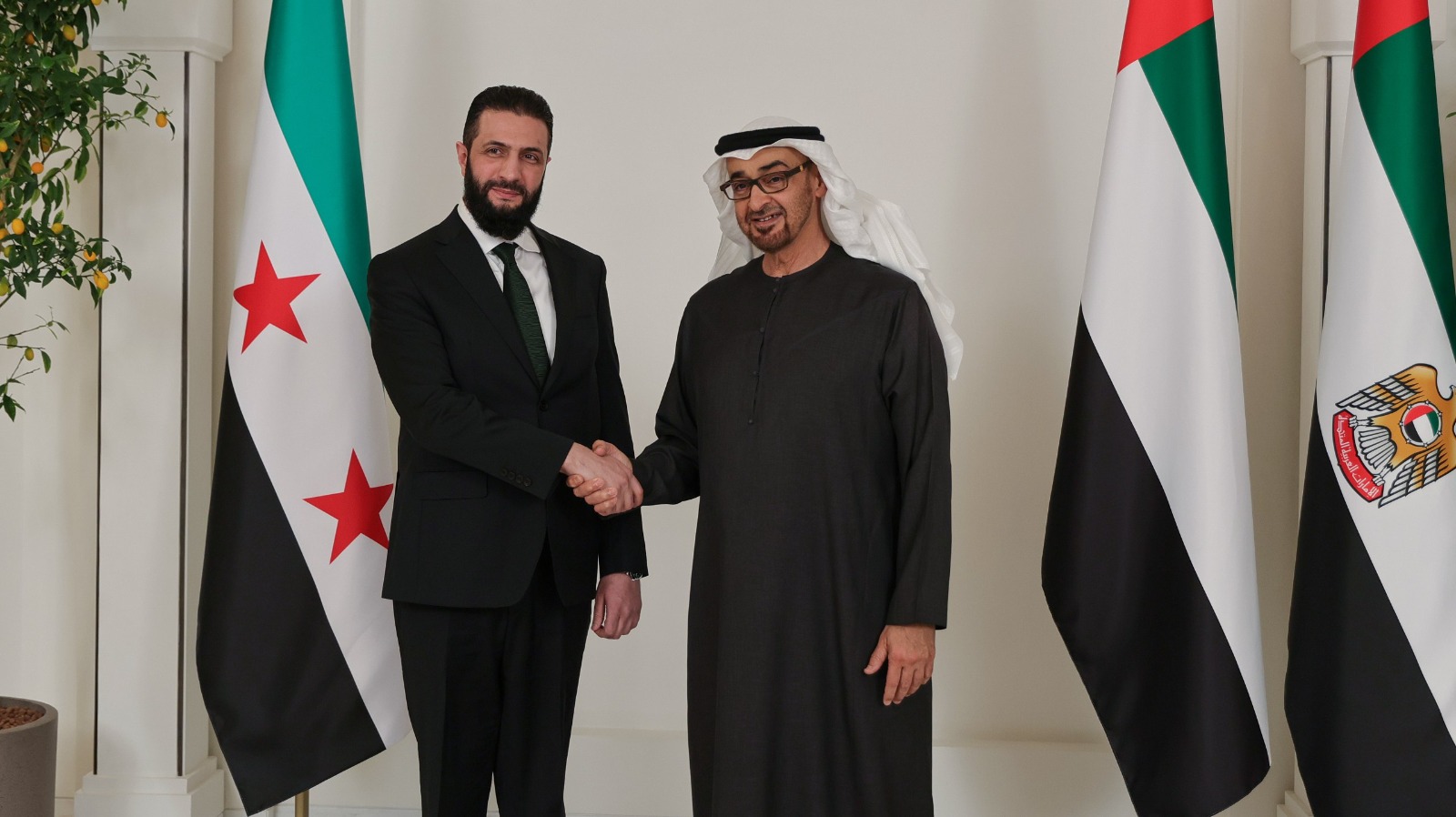 رئيس دولة الإمارات الشيخ محمد بن زايد يستقبل نظيره السوري أحمد الشرع في قصر الشاطئ بالعاصمة أبو ظبي. 13 أبريل 2025