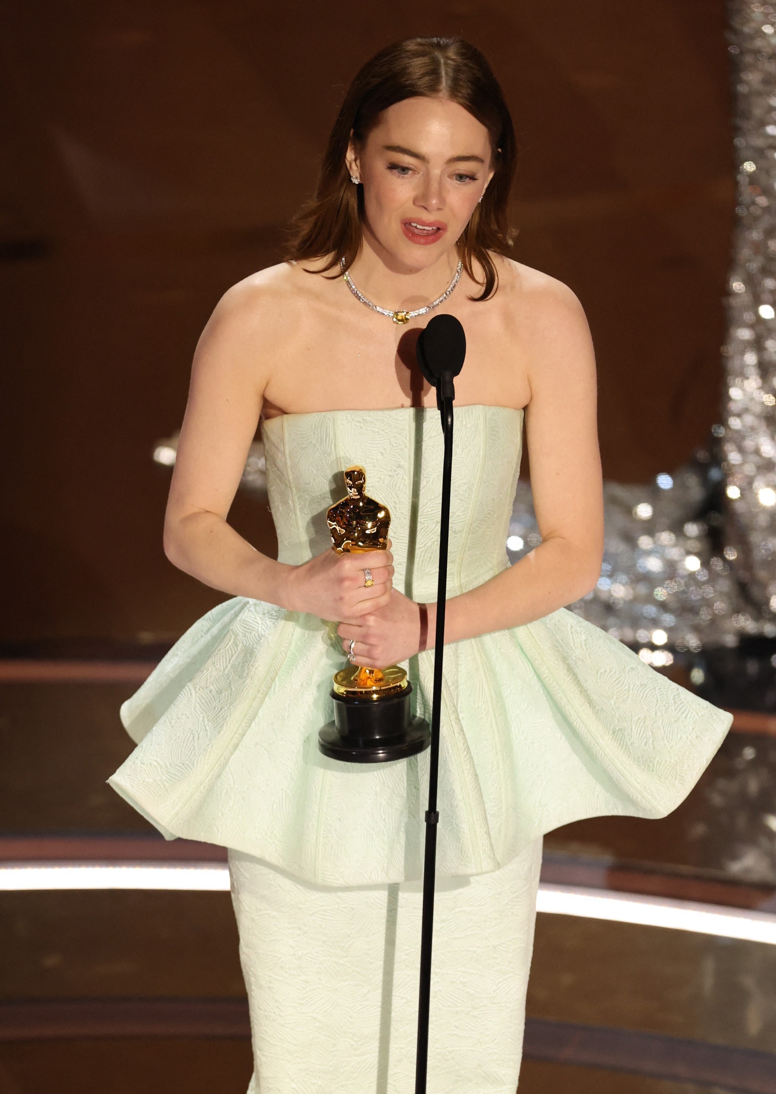 الممثلة إيما ستون تحمل جائزة أوسكار أفضل ممثلة عن فيلم Poor Things