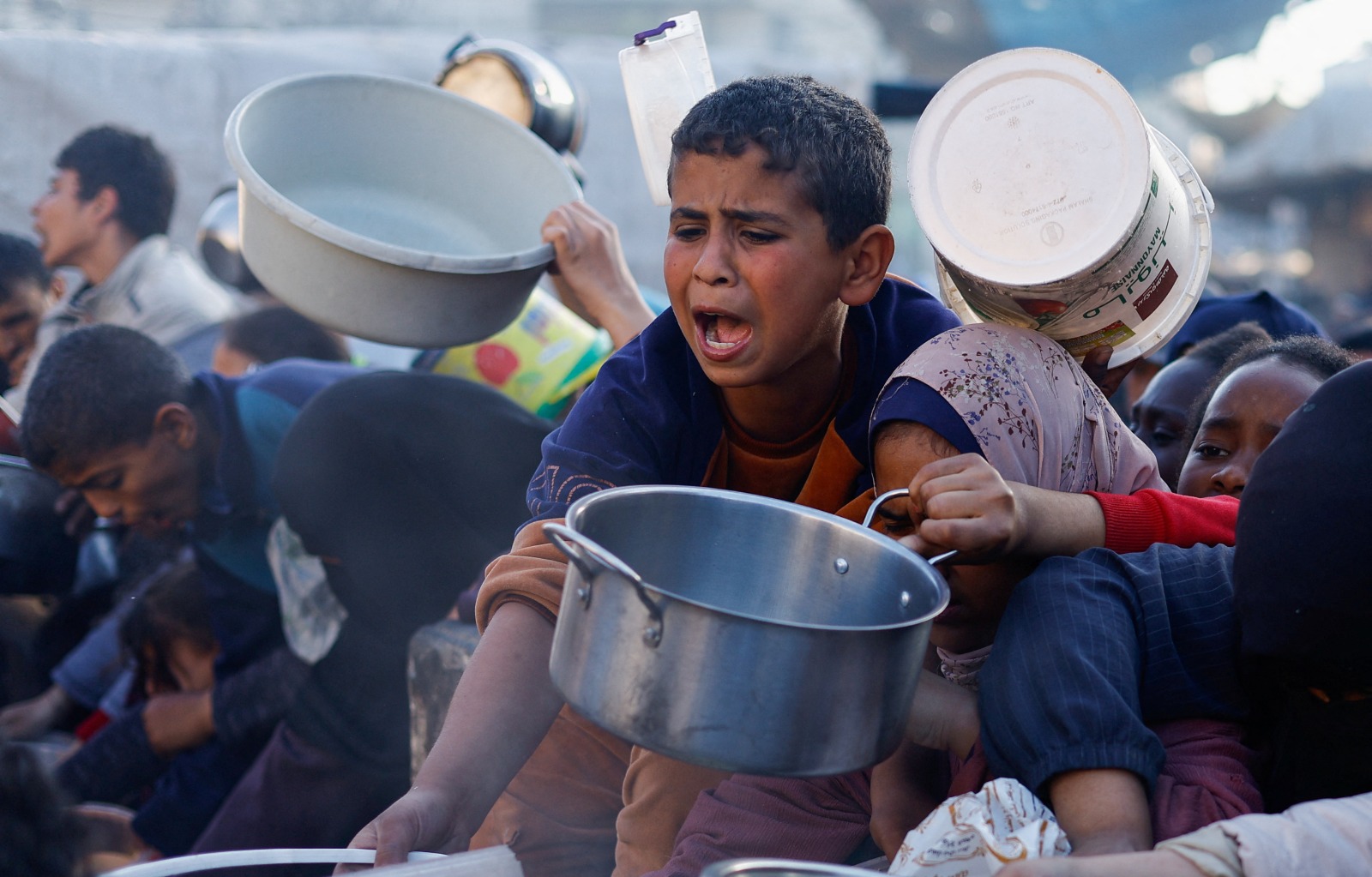 طفل فلسطيني يسعى إلى الحصول على الطعام خلال شهر رمضان في مدينة رفح جنوب قطاع غزة. 13 مارس 2024