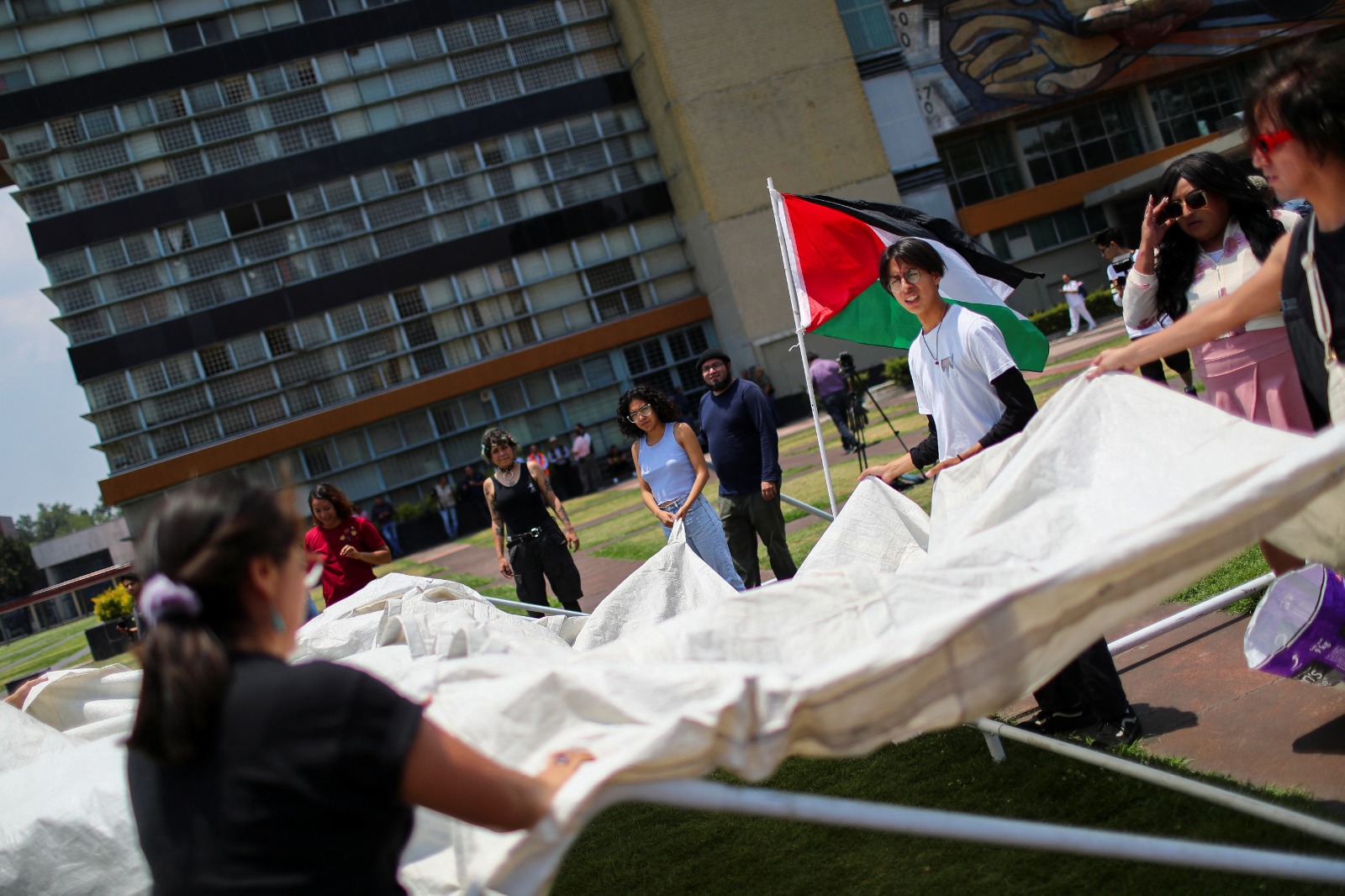 طلاب يقيمون خيمة بالحرم الجامعي في جامعة المكسيك الواقعة بمكسيكو . 2 مايو 2024
