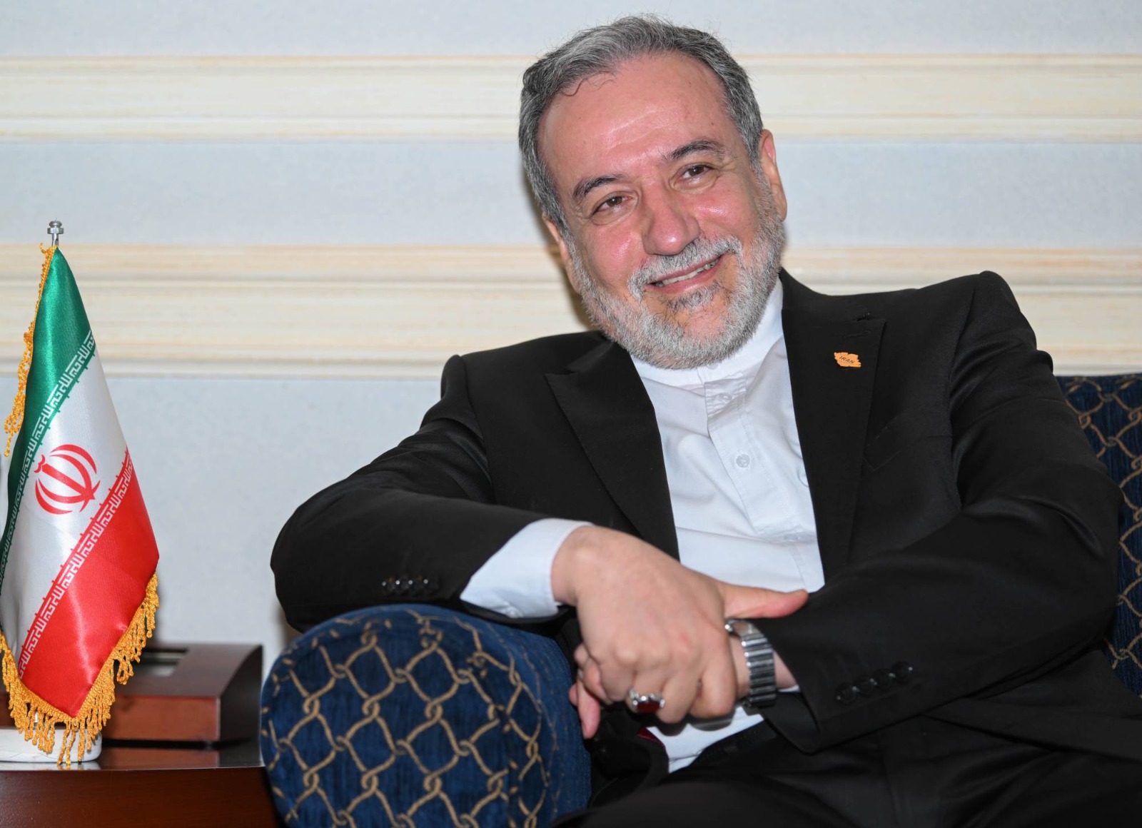 عراقجي مبتسماً عند إجابته عن أحد أسئلة 