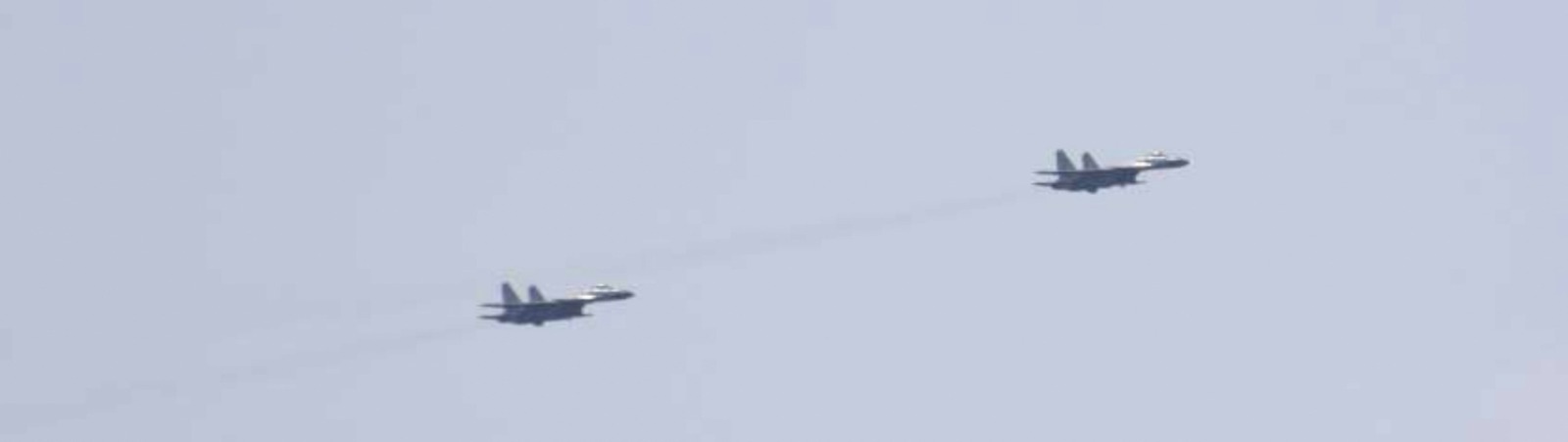 مقاتلات نفاثة أقلعت من حاملة طائرات شاندونج الصينية فوق مياه المحيط الهادئ، جنوب محافظة أوكيناوا باليابان، 10 أبريل 2023.