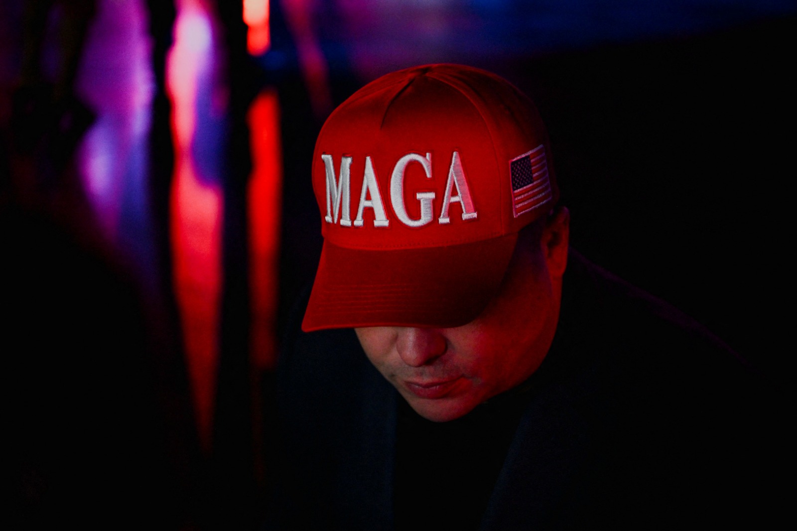 أحد أنصار الرئيس الأميركي دونالد ترمب يرتدي قبعة MAGA (لنجعل أميركا عظيمة مرة أخرى) في فلوريدا. 5 نوفمبر 2024