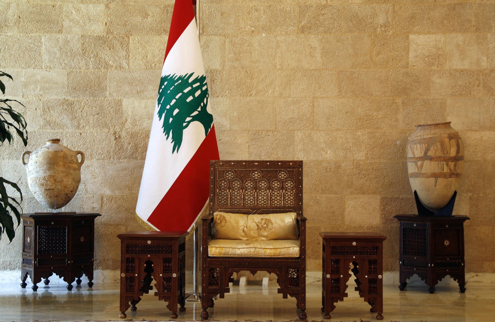 كرسي رئيس الجمهورية في صالة السفراء في القصر الجمهوري ببعدا فارغاً