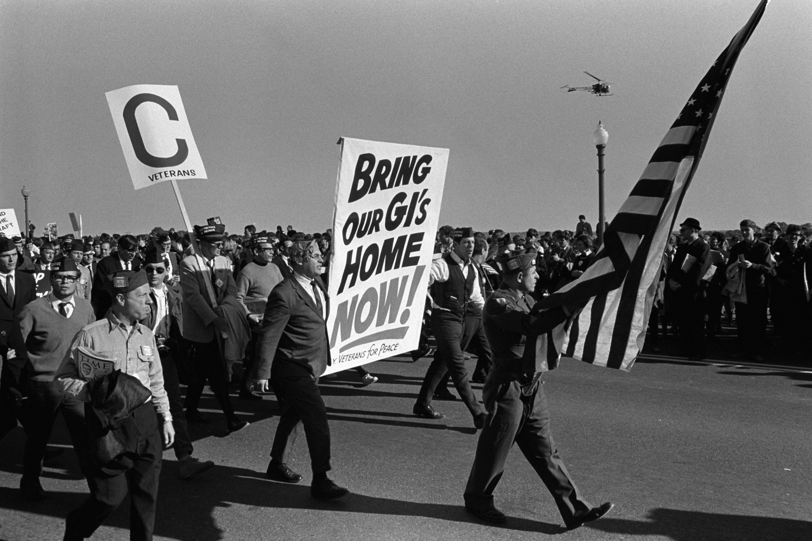 مظاهرات أميركية ضد حرب فيتنام خارج مبنى البنتاجون في واشنطن. 21 أكتوبر 1967