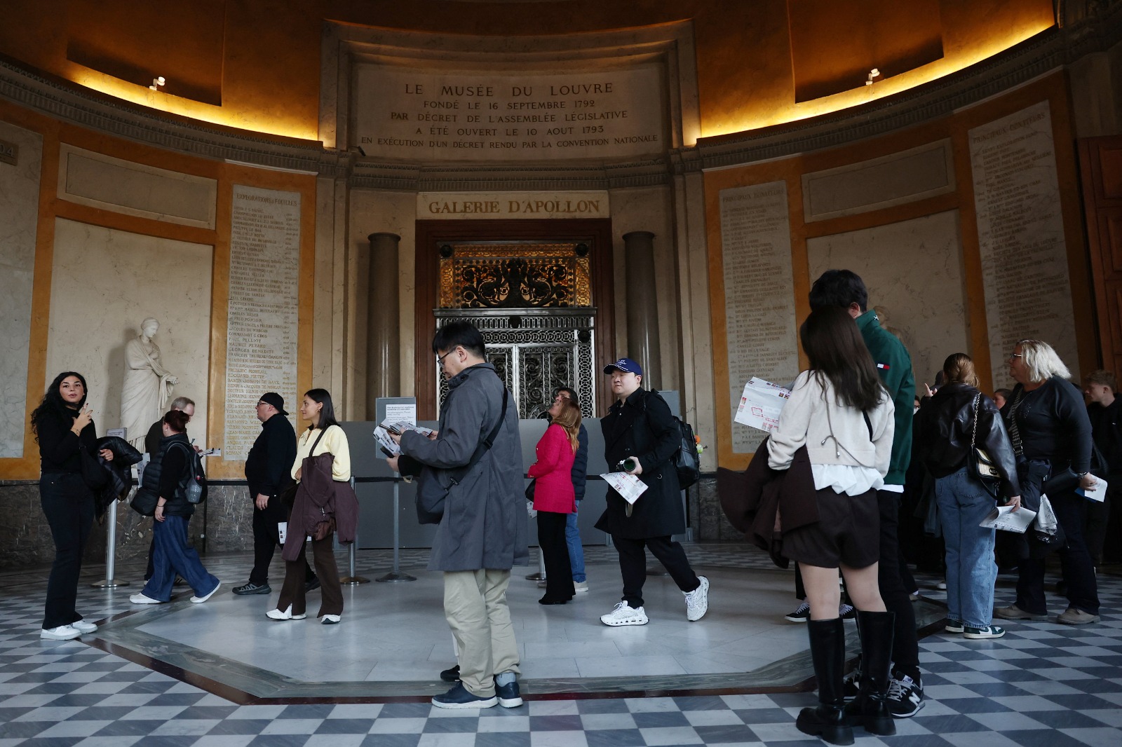 زوار يسيرون بجوار معرض أبولون المغلق حيث سرق لصوص 8 قطع من مجوهرات نابليون والإمبراطورة في متحف اللوفر في باريس بفرنسا. 22 أكتوبر 2025