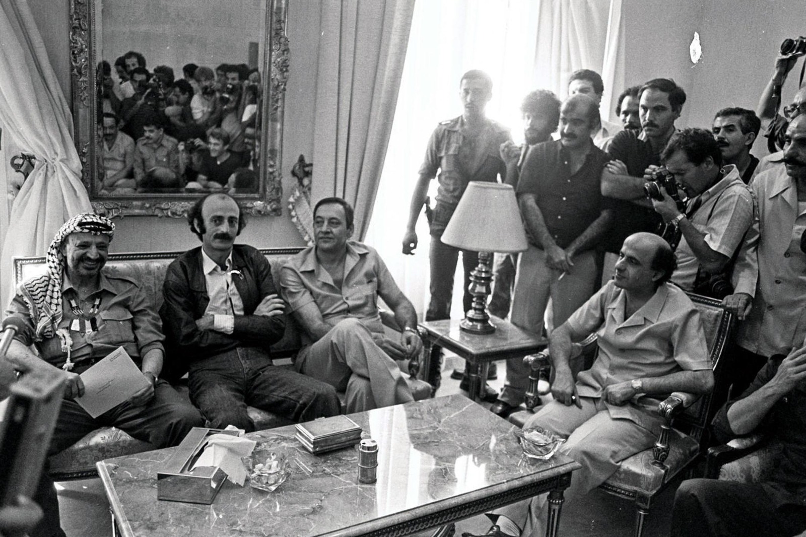 الزعيم الفلسطيني ياسر عرفات (يسار)، الزعيم اللبناني وليد جنبلاط (الثاني من اليسار)، رئيس حركة أمل الشيعية نبيه بري (الثالث من اليسار) ورئيس منظمة العمل الشيوعي محسن إبراهيم (يمين) خلال حفل توديع الزعيم الفلسطيني في بيروت، 30 أغسطس 1982