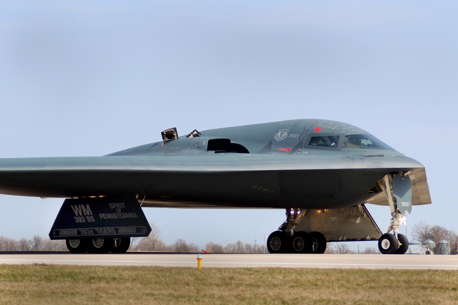 قاذفة القنابل الاستراتيجية الشبحية الأميركية B-2 Spirit في قاعدة أميركية بولاية ميزوري. 20  مارس 2011