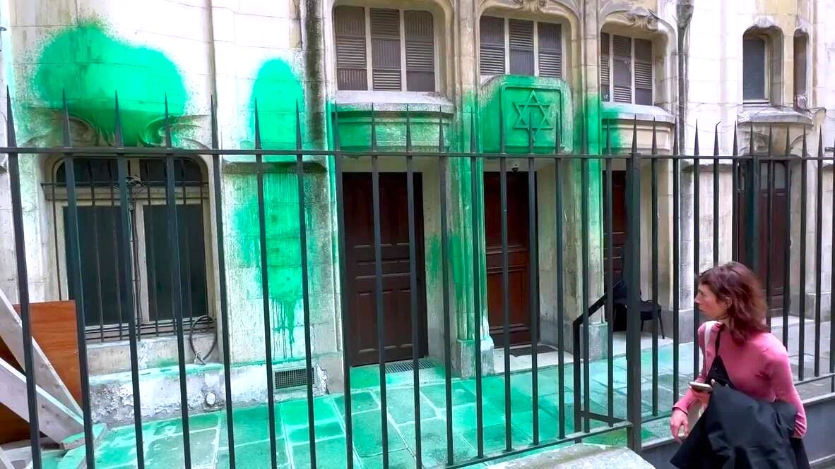 الطلاء الأخضر يغطي مواقع يهودية في باريس. 1 يونيو 2025