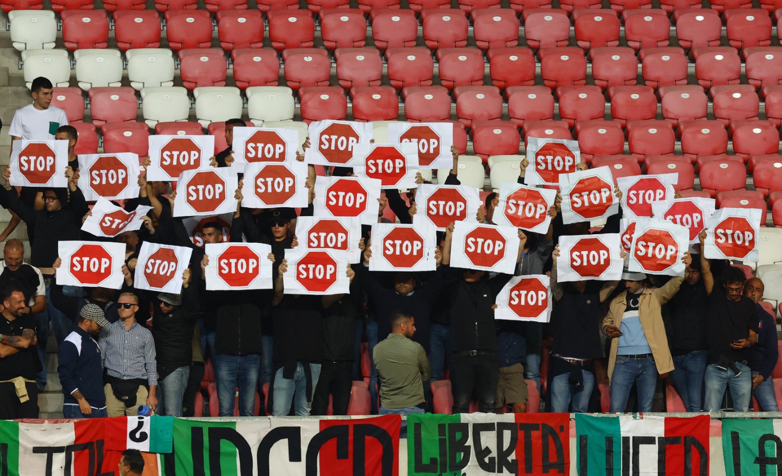 مشجعو المنتخب الإيطالي يرفعون لافتات ضد الحرب الإسرائيلية على غزة خلال مباراة مع إسرائيل في ديبريتشن بالمجر. 8 سبتمبر 2025