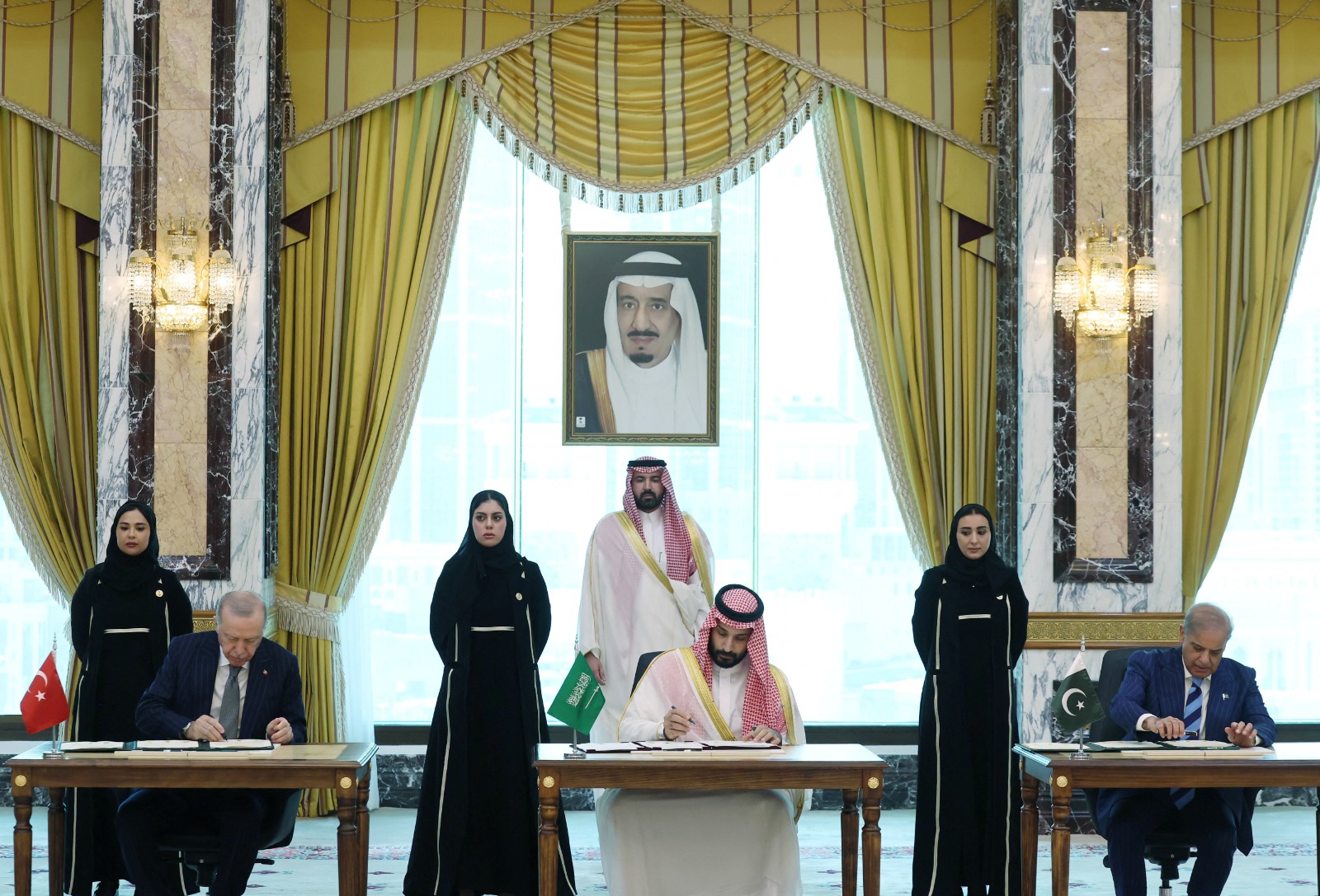 ولي العهد السعودي الأمير محمد بن سلمان،والرئيس التركي رجب طيب أردوغان ورئيس الوزراء الباكستاني شهباز شريف يوقعون اتفاقية مكة للدفاع المشترك بين الدول الثلاث. 7 أغسطس 2026 - Reuters