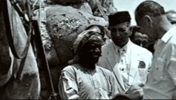 نائب الرئيس الأميركي آنذاك ليندون جونسون يصافح سائق عربة في كراتشي، باكستان، 20 مايو 1961.