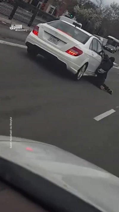 رُصد رجل وهو يتشبّث بسيارات تسير في حركة المرور بولاية...